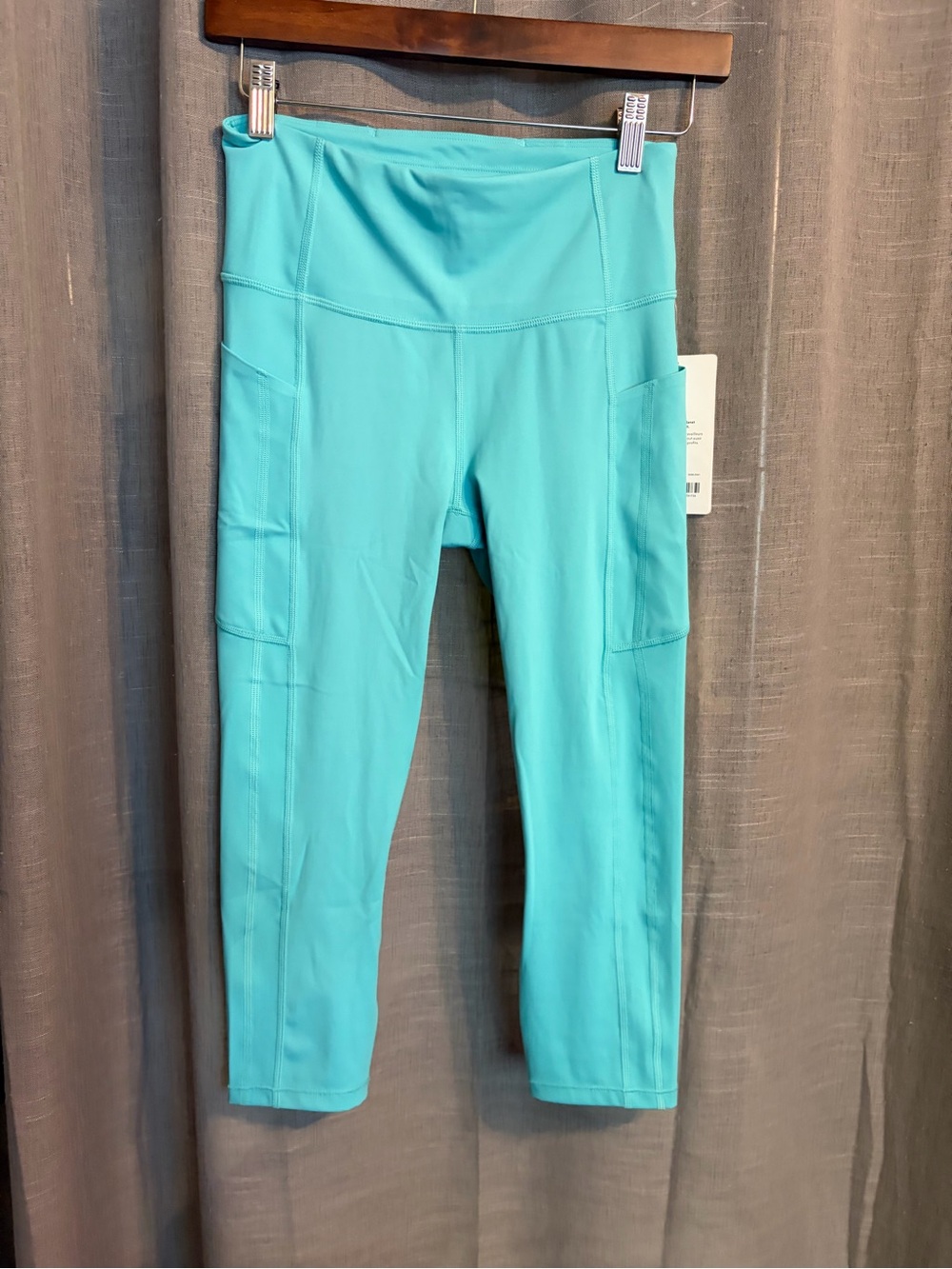 Athleta Ultimate Stash II Capri NWT Small